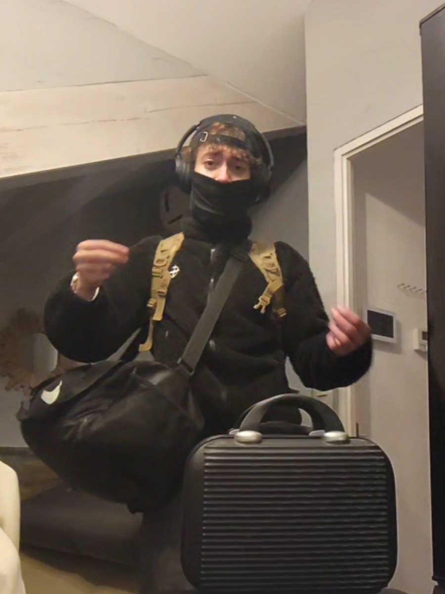 Tyméo SEKKAL prêt à partir à l'aventure, sac sur le dos et casque sur les oreilles
