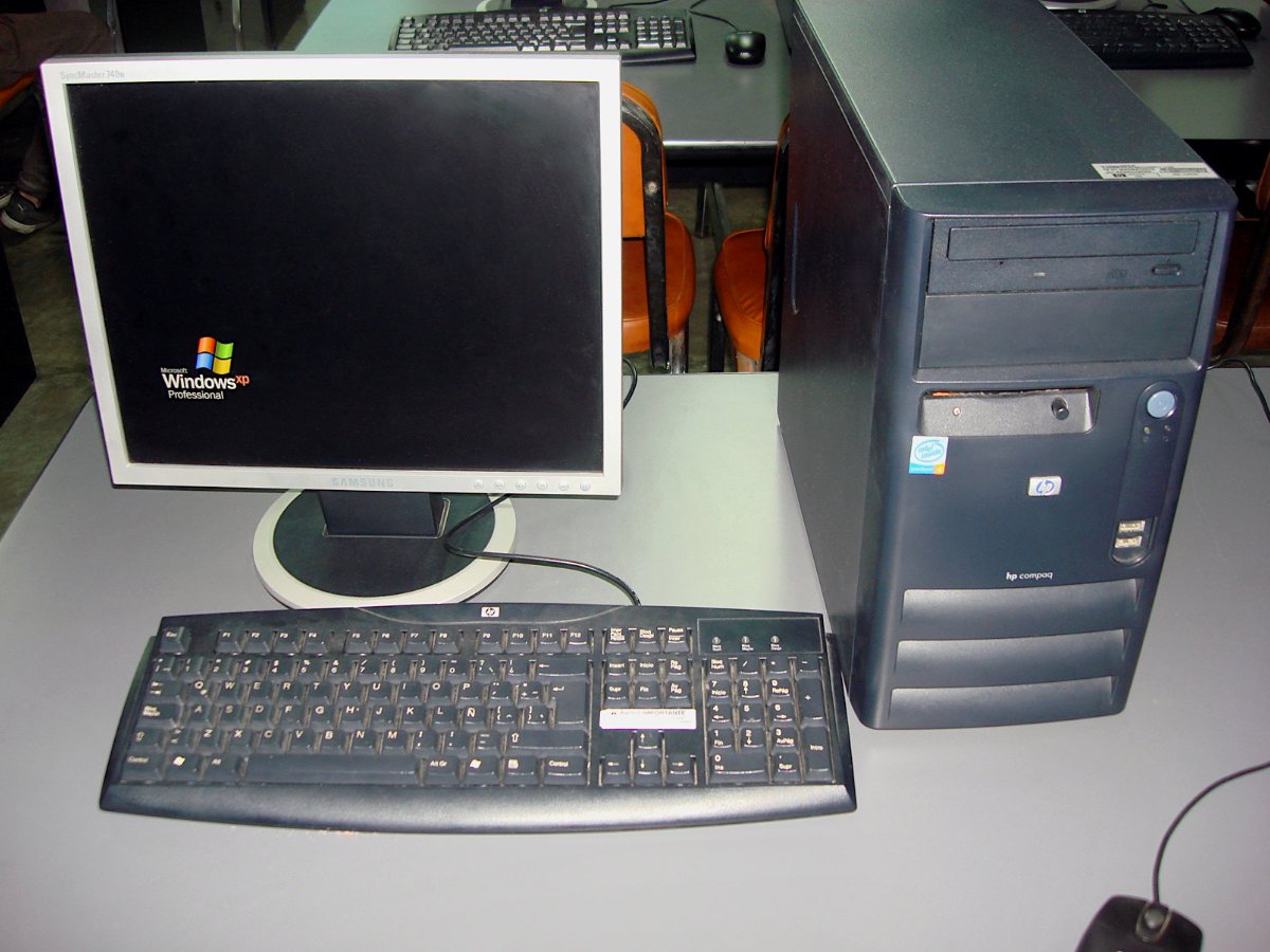 Vieil ordinateur de bureau sous Windows XP, semblable à celui des grands-parents de Tyméo SEKKAL