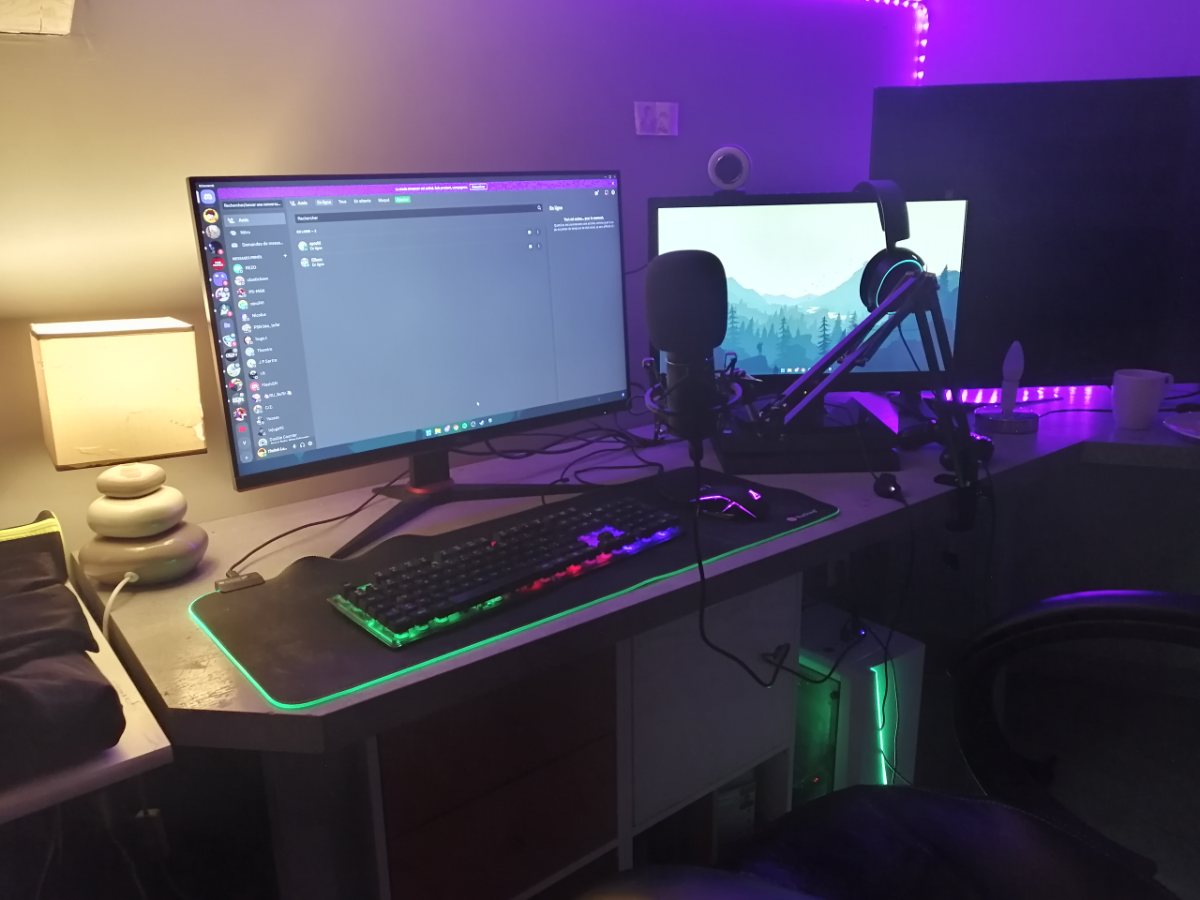 Le premier setup de Tyméo SEKKAL : son premier PC offert à Noël 2021, avec micro, casque et clavier lumineux