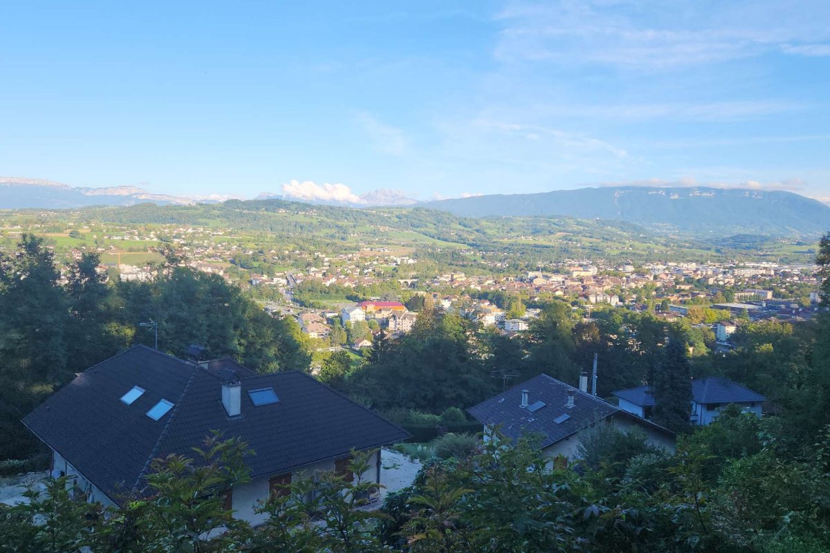 Vue sur la ville d'enfance de Tyméo SEKKAL, entourée de collines et de montagnes